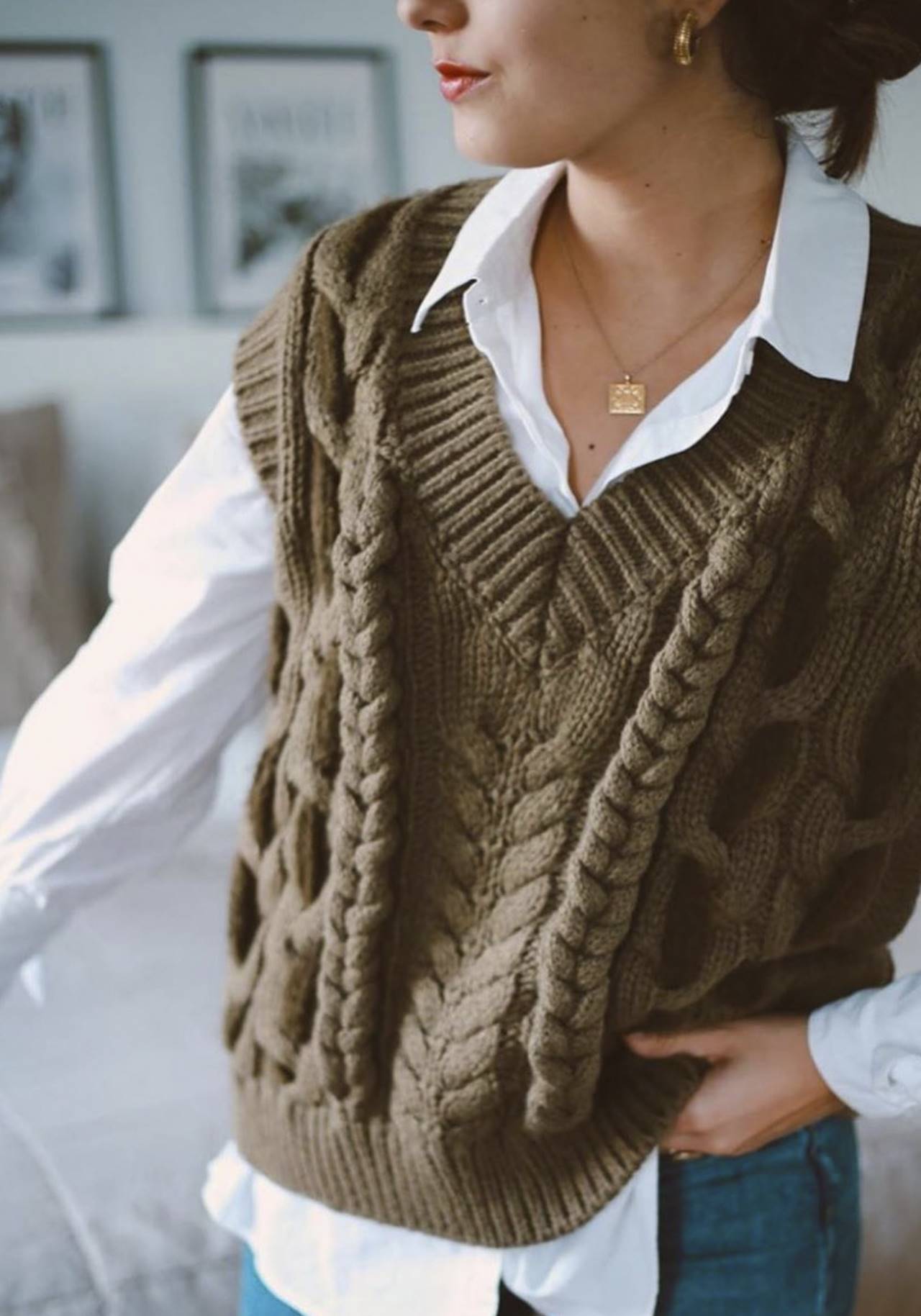 Vuelven los chalecos de punto y le dan un giro a tu outfit MujerInTime