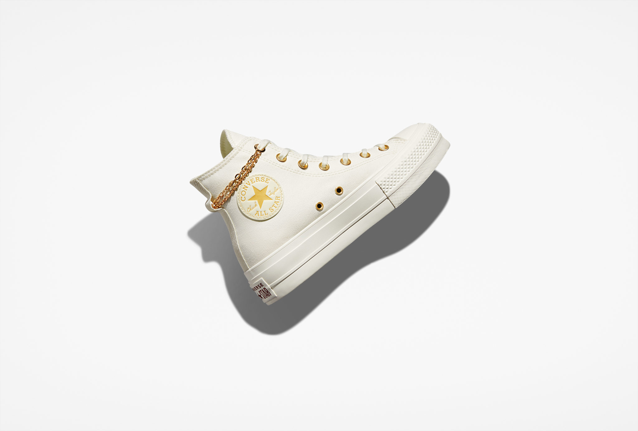 Llega a TAF el detalle mas esperado para san Valentin los corazones en tus Converse Chucks. MujerInTime